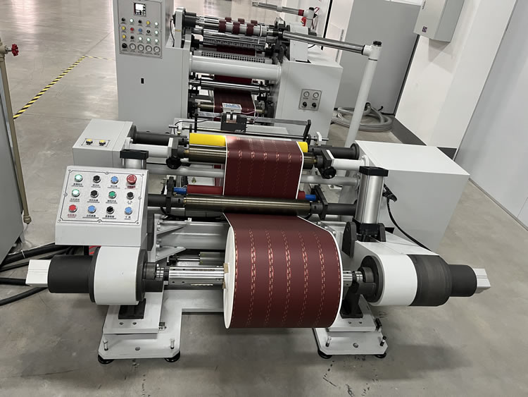 D-DFQ600型雙擺臂分切機(jī) D-DFQ600型雙擺臂分切機(jī)